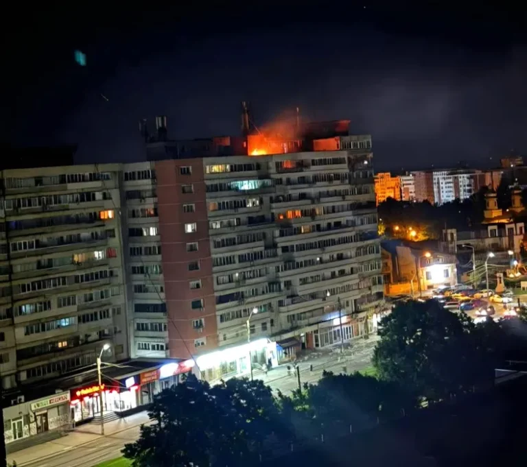 Dronă rusească prăbușită pe un bloc din Galați. Două persoane au fost rănite, iar zeci de locatari au fost evacuați
