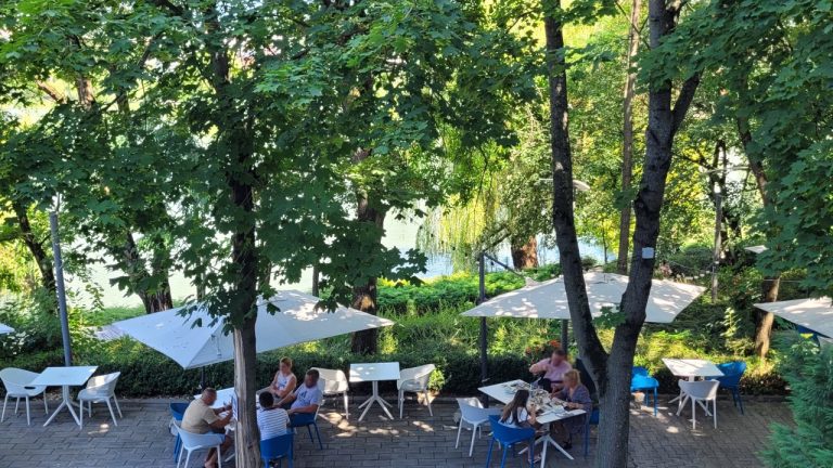 MAI aproape de natură: S-a redeschis Terasa Lake View! Descoperă ofertele care îți fac primăvara MAI frumoasă