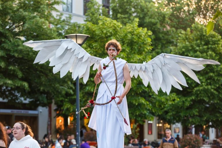 Zilele Clujului 2026 au debutat cu mii de participanți. Piața Unirii și centrul orașului, pline de spectacole și evenimente