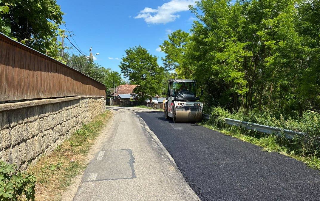 Consiliul Județean execută lucrări de întreținere pe sectorul de drum Filea de Jos – Filea de Sus