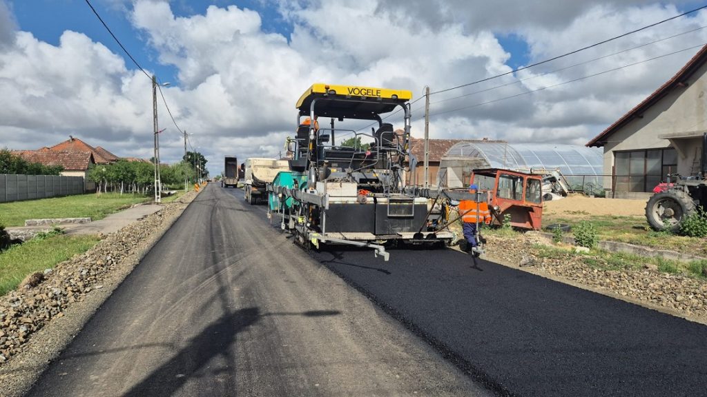 Lucrările de modernizare a infrastructurii rutiere din nordul județului Arad continuă. Cionca: „Am început așternerea asfaltului la Apateu” Lucrările de modernizare a infrastructurii rutiere din nordul județului Arad continuă. Cionca: „Am început așternerea asfaltului la Apateu”
