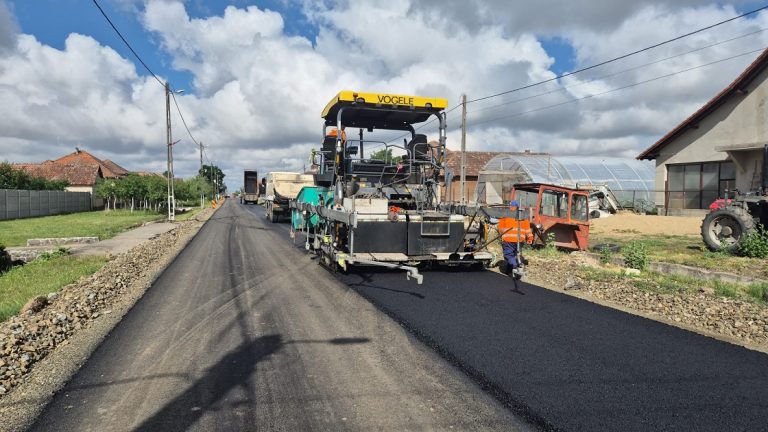 Lucrările de modernizare a infrastructurii rutiere din nordul județului Arad continuă. Cionca: „Am început așternerea asfaltului la Apateu”