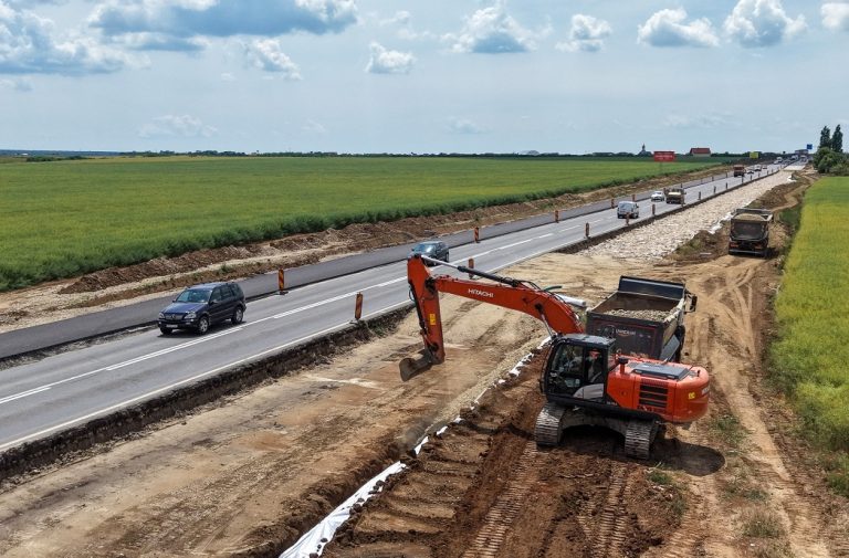 Lucrările la lărgirea de la două la patru benzi de circulație pe DN 79 între Aeroportul Oradea și intrarea în Nojorid au ajuns la 40%