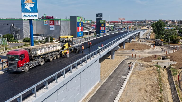 Pasajul suprateran de pe Calea Aradului din Oradea a ajuns la peste 90% stadiu de execuție. A fost turnat ultimul strat de asfalt