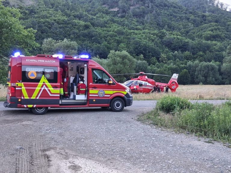 Copil de 13 ani, transportat cu elicopterul SMURD la spital după un grav accident în Muntele Rece