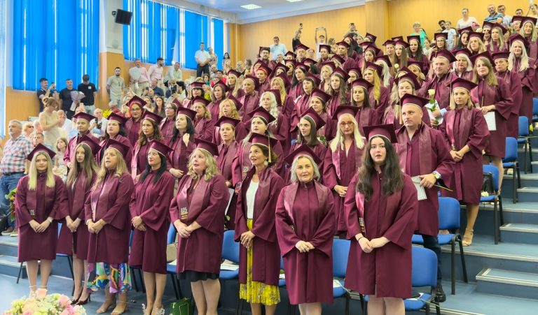 O nouă promoție de asistenți medicali din Deva pregătită să transforme vocația în profesie