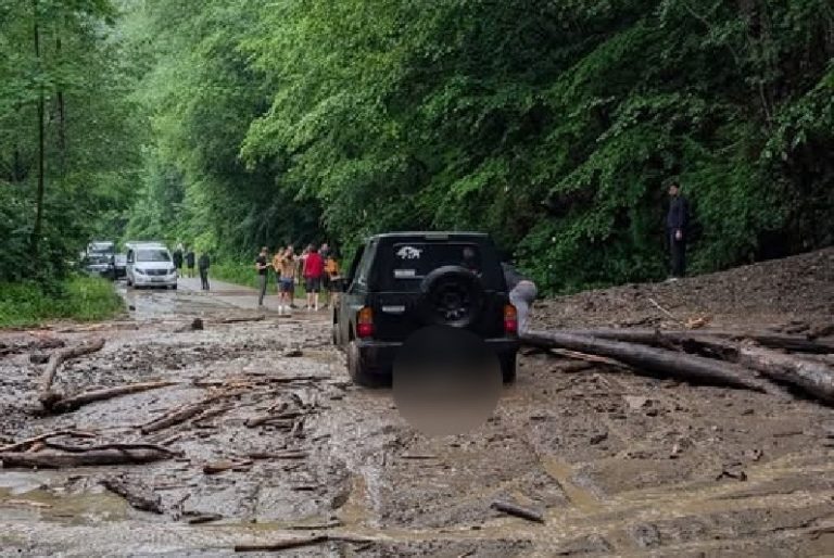 Drumul Tarniței Gilău-Mărișel, blocat după ploile torențiale. Aluviunile au acoperit șoseaua, iar localnicii acuză efectele unor defrișări vechi