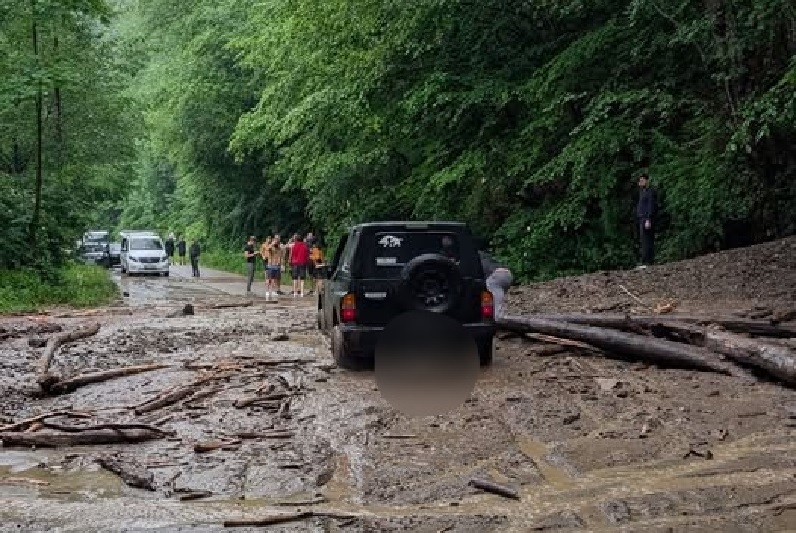 Drumul Tarniței Gilău-Mărișel, blocat după ploile torențiale. Aluviunile au acoperit șoseaua, iar localnicii acuză efectele unor defrișări vechi