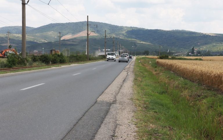 Investiție de peste 18 milioane de lei pentru drumul către Lacul Ghioroc. Consiliul Județean Arad modernizează una dintre cele mai importante rute turistice din județ