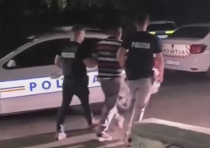 Bărbat din Petrești, reținut după ce și-ar fi stropit partenera cu benzină și ar fi amenințat-o. Polițiștii au găsit arme neletale deținute ilegal!