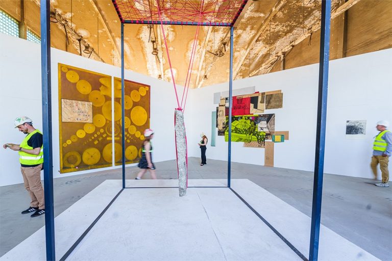 Peste 350 de vizitatori au descoperit deja expoziția „Under Construction” din șantierul RIVUS, organizată în parteneriat cu UAD Cluj-Napoca