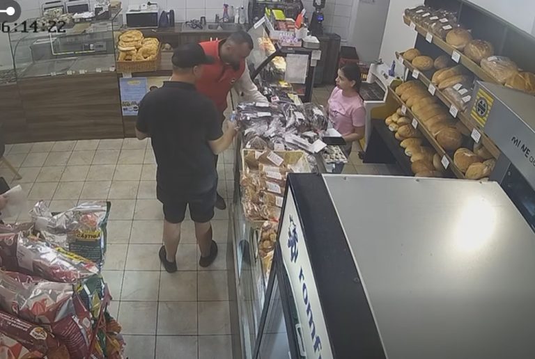 Gest de suflet la o brutărie: Doi români au oferit 1.000 de lei TIPS angajaților care muncesc de la primele ore ale dimineții! Vânzătoarea a rămas șocată!