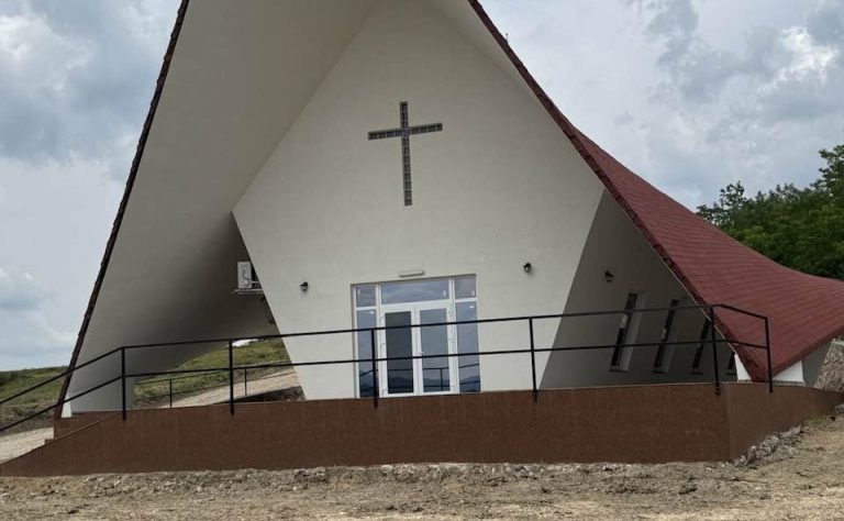 Capela mortuară din Dealul Poitaș, Borod, a fost sfințită. Primarul Sorin-Petru Sârca: „De la vis la realitate”