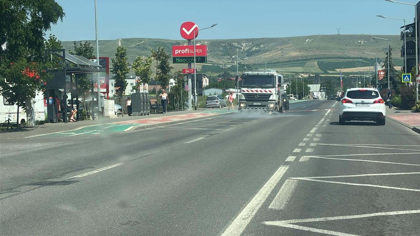 Acțiune de udare a străzilor din Florești, pe fondul caniculei: măsuri pentru reducerea disconfortului termic