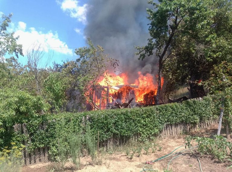 Incendiu puternic la o cabană din Crișcior. Pompierii au intervenit în condiții dificile
