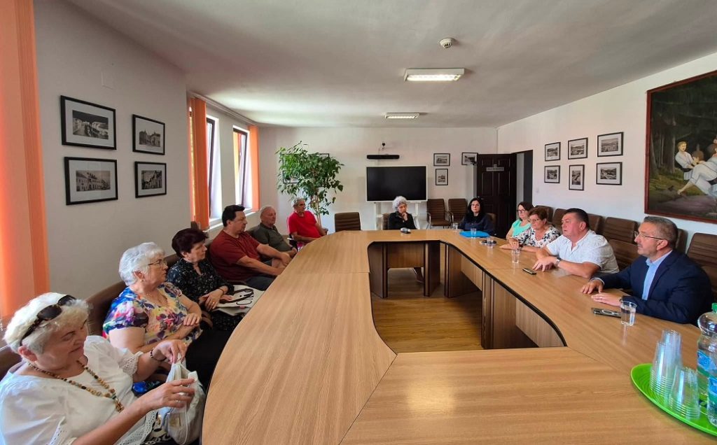 Prefectul de Alba, Nicolae Albu, a discutat cu locatarii unui bloc neîntabulat din Câmpeni