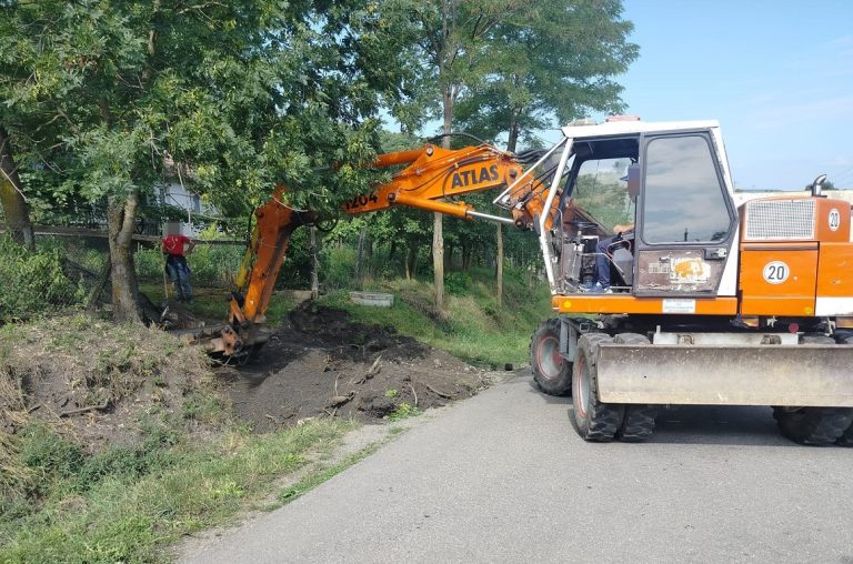 Consiliul Județean derulează lucrări de întreținere pe DJ 161F (DJ 161E) – Cătina – limită cu județul Bistrița-Năsăud