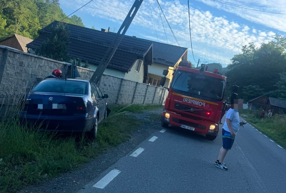 (FOTO) Accident rutier la Cărpiniș: Un autoturism a lovit un stâlp de curent!