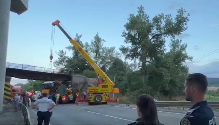 Neatenția unui șofer a blocat ore întregi DN76 în județul Hunedoara: Un autotren cu buldoexcavator a lovit limitatorul de înălțime al unui pasaj!