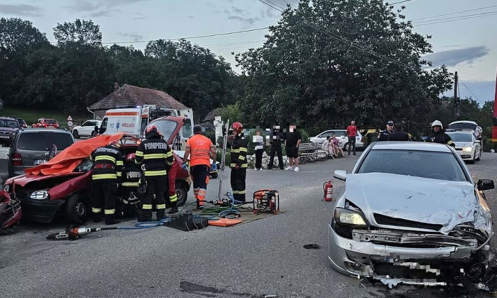 Accident grav la Stremț: Un bărbat de aproximativ 70 de ani a fost rănit după impactul dintre două autoturisme