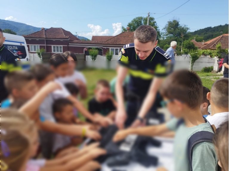 Polițiștii hunedoreni îi învață pe copii cum să aibă o vacanță în siguranță. Activități preventive desfășurate în tabere și zone de agrement