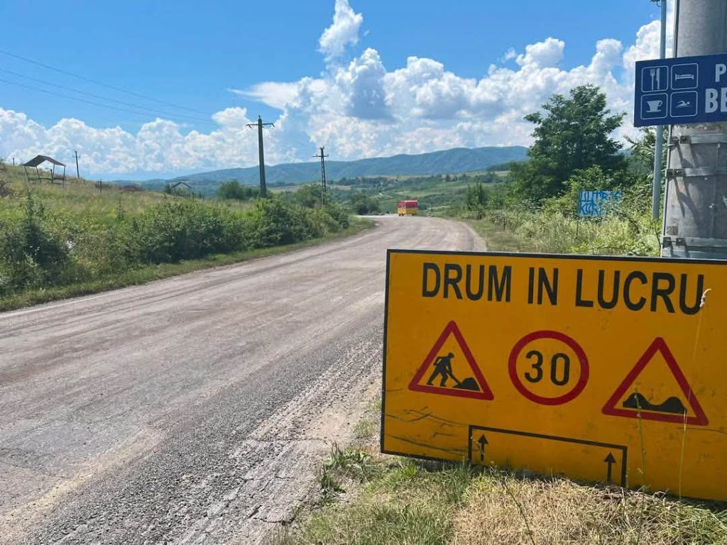 Au început lucrările de reabilitare pe DJ 687D. Drumul care leagă Teliucu Inferior de Lacul Cinciș și Ținutul Pădurenilor intră în modernizare!