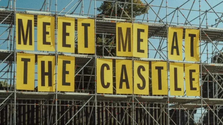 Ghid de transport pentru Electric Castle 2026: Cât costă trenul, autobuzul și parcarea la Bonțida și cum poți călători gratuit din Cluj-Napoca?