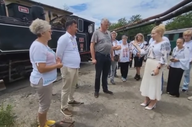 Omul care salvează mocănițele României a fost vizitat de liderii AUR Hunedoara și Cluj. Barstan: „Un austriac iubește România mai mult decât mulți români!”
