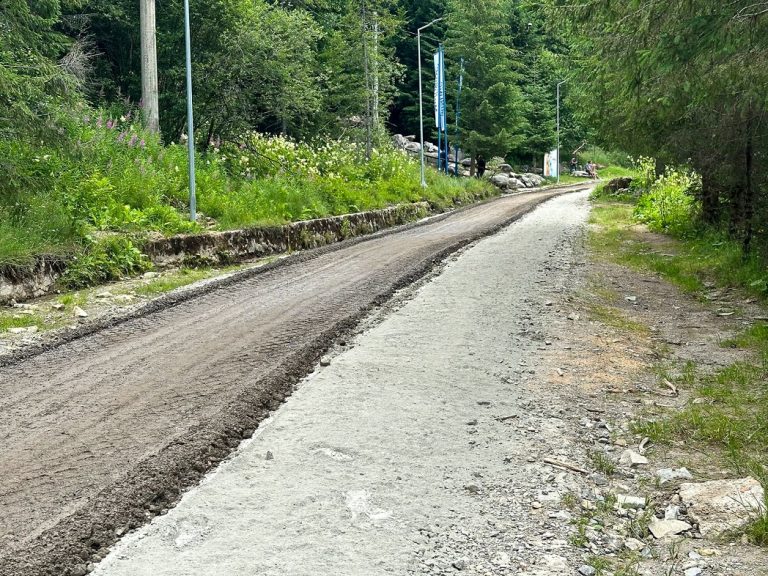 Au început lucrările de modernizare a drumului din stațiunea Stâna de Vale: Consiliul Județean Bihor introduce o tehnologie folosită în premieră!
