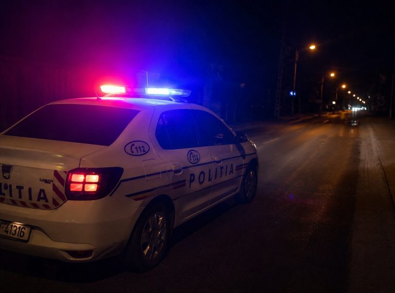 Accident pe DN 74, în Alba: Un tânăr a fost rănit după ce o autoutilitară a lovit un cap de pod la Bucium Cerbu