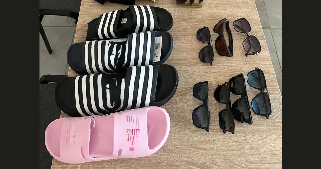 Mărfuri contrafăcute confiscate în piața din Arad: De la șlapi, la tricouri și adidași, piețele din Arad sunt pline de fake-uri!