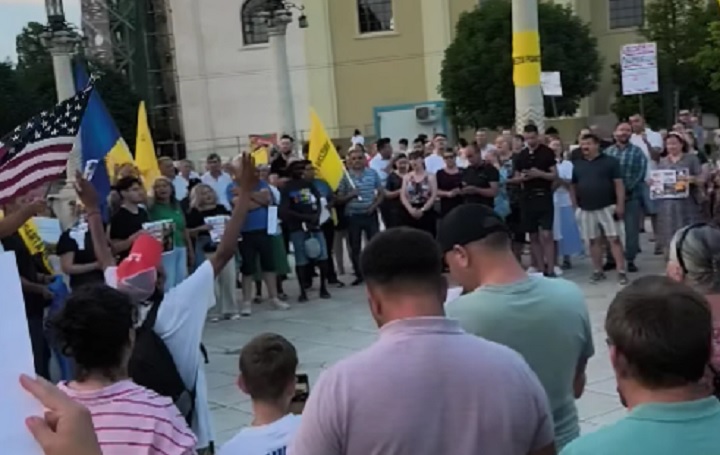 Aproape 400 de bihoreni au protestat în centrul Oradiei, după reținerea lui Viorel Pașca, iar mediul online este plin de mesaje de susținere! Se striga: „Presa mincinoasă!”