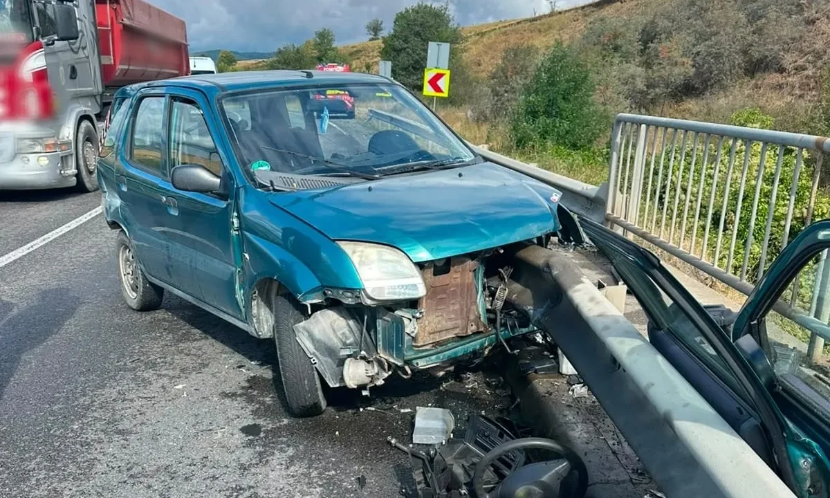 Accident pe DN1-E60, lângă Huedin: Un șofer de 71 de ani a ajuns la spital după ce s-a izbit de parapet