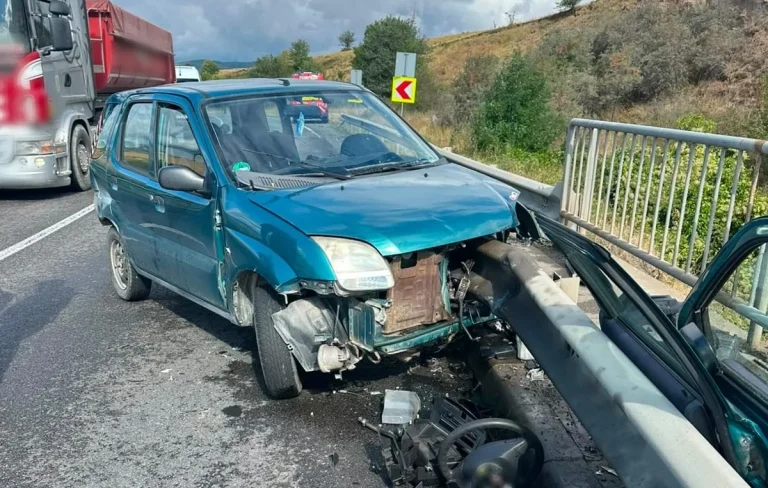 Accident pe DN1-E60, lângă Huedin: Un șofer de 71 de ani a ajuns la spital după ce s-a izbit de parapet