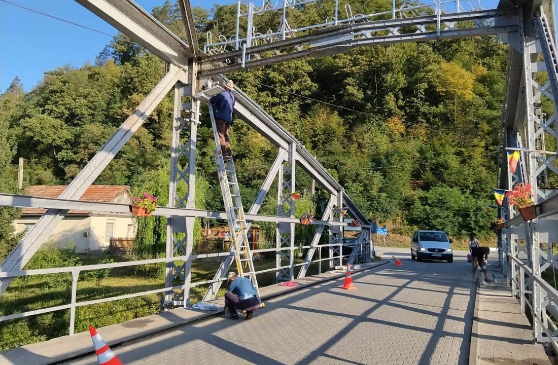 Podul de la intrarea în Baia de Arieș, reabilitat după mai bine de 30 de ani. Primarul Marius Dup: „În ciuda piedicilor, continuăm să facem lucruri bune pentru oraș”