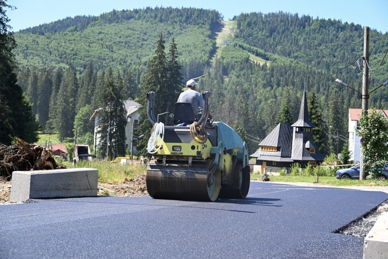 A început asfaltarea drumului din stațiunea Stâna de Vale