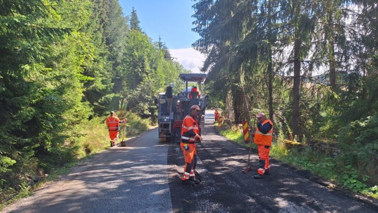 Se repară drumul spre Buscat. Lucrări pe 22 de kilometri între Băișoara și pârtia de schi