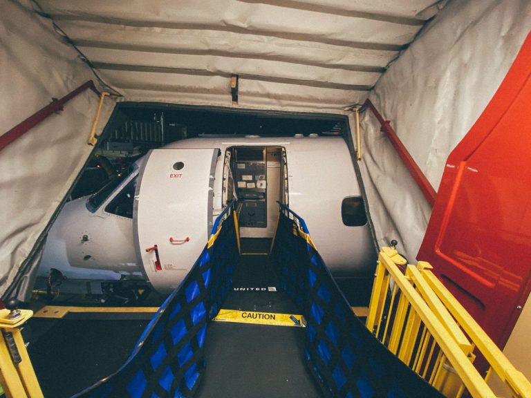 Aeroportul Cluj trece la utilaje electrice! Noi echipamente pentru aeronave și pasagerii cu mobilitate redusă