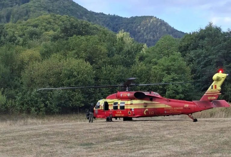 Incendiul de la Roșcani, atacat și din aer: Un elicopter Black Hawk, trimis în sprijinul pompierilor hunedoreni!