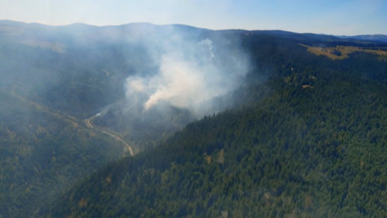 3 zile de foc la Mărișel: elicopter Black Hawk, mobilizat pentru stingerea focarelor din pădure