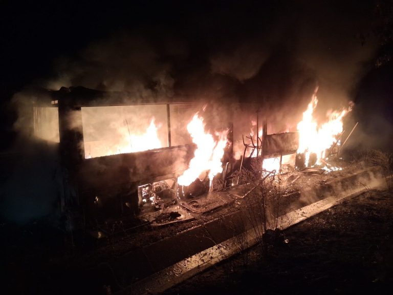 Incendiu violent la Săvădisla! Un autobuz a ars complet în timpul nopții. Doi oameni au scăpat nevătămați