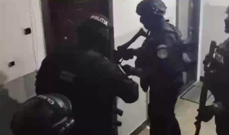 Scandal în fața unui local din Aghireșu-Fabrici: Trei bărbați, reținuți după ce ar fi agresat o persoană. Polițiștii au făcut percheziții