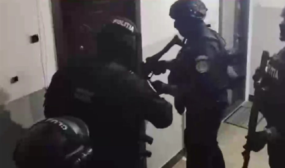 Scandal în fața unui local din Aghireșu-Fabrici: Trei bărbați, reținuți după ce ar fi agresat o persoană. Polițiștii au făcut percheziții