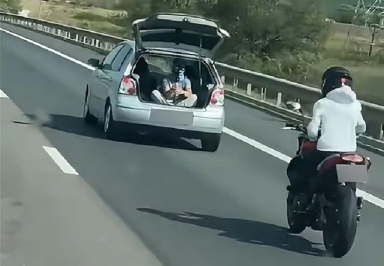 Filmare periculoasă pe Autostrada A1: tânăr în portbagaj, motociclist în spatele mașinii. Poliția i-a amendat pe toți trei (VIDEO)