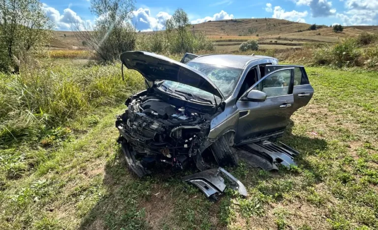 Accident grav între Băișoara și Săcel: Un șofer de 70 de ani s-a răsturnat cu mașina, două persoane au ajuns la spital!