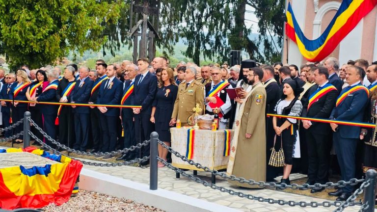 Mii de români s-au adunat la Țebea pentru a-l comemora pe Avram Iancu, la 154 de ani de la moartea „Crăișorului Munților”