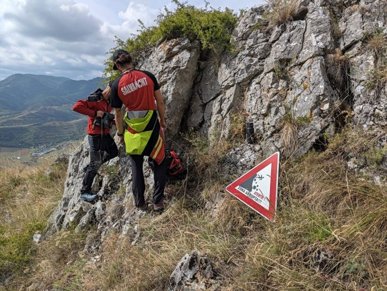 Pericol în Piatra Secuiului: Salvamont Alba a montat un semn de avertizare deasupra Peșterii Studenților, după o intervenție în zonă