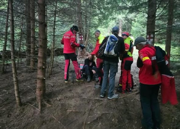 Turistă belgiană accidentată în Masivul Retezat, salvată de salvamontiștii hunedoreni. Avertisment: zăpadă la altitudine și trasee tot mai dificile