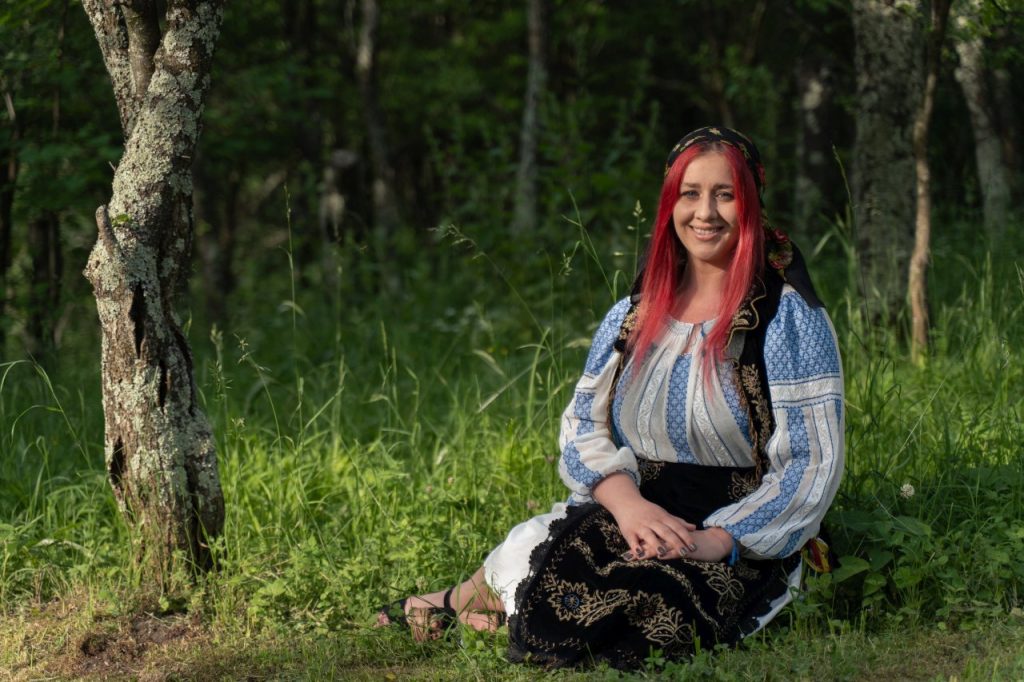 Bianca Tămaș readuce satul ardelenesc din anii ’50 în inima Clujului, cu o ediție specială a romanului „Anuță dragă”