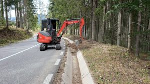 Se derulează lucrări de întreținere pe drumul județean DJ 107P Mărișel